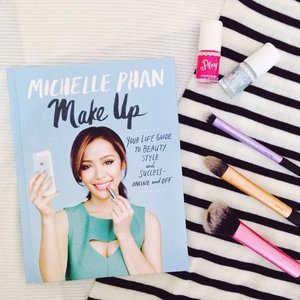 Have nowhere to go this weekend? then start reading a good book and be inspired #michellephan #bookstagram #flatlayphotography #clozzete #clozzetteid