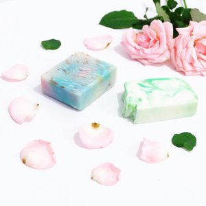Curently adding this cutie @saboon.id to my bath time routine 🐳🌨 Have been receiving this from a long time ago, but felt so afraid to ruin the shape. I mean, they're so pretty right? 🌈
--
Anyway, i'm proudly to say that this is a 100% handmade artisan soap that using natural ingredients. If you noticed, most of soap (and personal care products) out there is commonly contained SLS (Sodium Lauryl/Laureth Sulfate) which perform as a foaming agent. But in another side, SLS can making our skin dry, itchy, and irritated, especially when you have a sensitive skin like me. So, it's better for us to eliminate it & start using natural ingredients products!
--
Well, maybe you hardly see some foam or bubbles when using @saboon.id but it's smell soooo good and truly moisturizing my skin afterwards. Got mine the Funfetti & Cocovera and felt satisfied with it 🏖🌿 I think i should add more flavour into my collection~
Ps : go check their instagram to know the full collection of these beautiful soap.
--
#clozetteid #skincare #skincarejunkie  #skincareaddict #beautyreview #beautyguru #bodycare #bodysoap #artisansoap #naturalsoap #bathandbody #localbrand #endorsement #blogger #bestoftheday #l4l #likeforlike #beautyinfluencer #influencer #beautycommunity #얼짱 #일상 #데일리룩 #셀스타그램 #셀카