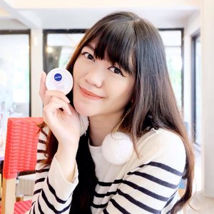 I believe base makeup it’s the secret of a perfect complexion. So, it becomes one of my daily essentials to prep my skin before putting any make up on ✔️ Recently my skin is being so dry that I need a product that gives more hydration. And surprisingly, I found a moisturizer that can also be a makeup primer! @nivea_id Make Up Starter White Day Cream 💙✨ It called ‘make up starter’ because it will keep our skin healthy and ready for all the make up step. It can nourish our skin (contains Vit C and Pearl Exctract) and made the face makeup last longer! And also, it has SPF15 to protect our skin from sun damage, then we don’t need to use sunblock anymore. So practical, right? 🤗 Psst, the price is quite affordable tho and you can find it almost everywhere. You can read more on : http://bit.ly/NIVGH7
.
.
.
.
.
.
.
.
.
.
.
.
#clozetteid #blogger #makeup #skincare #asianblogger #beautyenthusiast #beautytips #beautyblog #beautyguru #makeuplover #skincareaddict #nivea #niveaid #makeupaddict #makeupjunkie #asianblogger #influencer #beautyinfluencer #l4l #likesforlikes  #beautycommunity #bestoftheday  #얼짱 #일상 #데일리룩 #셀스타그램 #셀