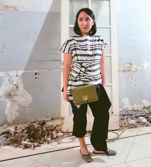 With only one bag, you can change your outfit completely
.
Bag: @lumierestoreid 
Top: @avgal_collection 
Pants: @storyofrivhone 
Shoes: @bychapelet 
#ootd #lumierstore #bag #localbrand #clozetteid