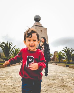 Not your typical ootd pic. His laughter is everything ❤️.Captured by @indra613.#clozetteid #miltaddelmundo #ecuador