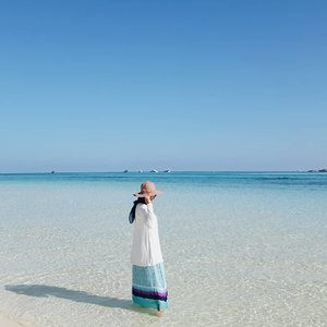 Meet me where the sky touches the sea! 🏖🌥🌞 #sunnysideoflife
.
.
.
.
.
.
.
.
.
.
.
.
📸 Taken by @syaradt
#clozetteid #casual #ootd #hijab #holiday