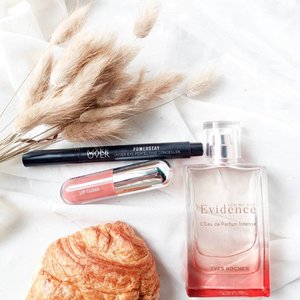 Monday mini reviews 🖤#makeoverid powerstay under eye perfecting concealer in medium, it comes in a click pen mechanism with a small brush applicator which is easy to apply for under eye. Coverage is good and not cracky. Practical but sometimes its difficult to control how much come out.#yvesrocher Comme Une Evidence EDP. A sweet feminine fragrance. This fragrance can last all day long, but the bottle cap isn't tight enough.Top notes: bergamot, violet leavesHeart notes: rose, jasmine, wild lily of the valleyBase note: patchouli#roseallday Joy pill lip gloss, glossy pink soft, no glitter, non sticky and lightweight formula. This is also perfect for topper. Infused with Vitamin E, sun protection and ester oil. Want to try the chill pill shade because its more deep in color.Share your current favorite lip and perfume products below ⬇️