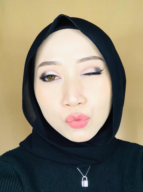 Salah satu make up look favorit aku nih .. ala-ala soft cut crease..