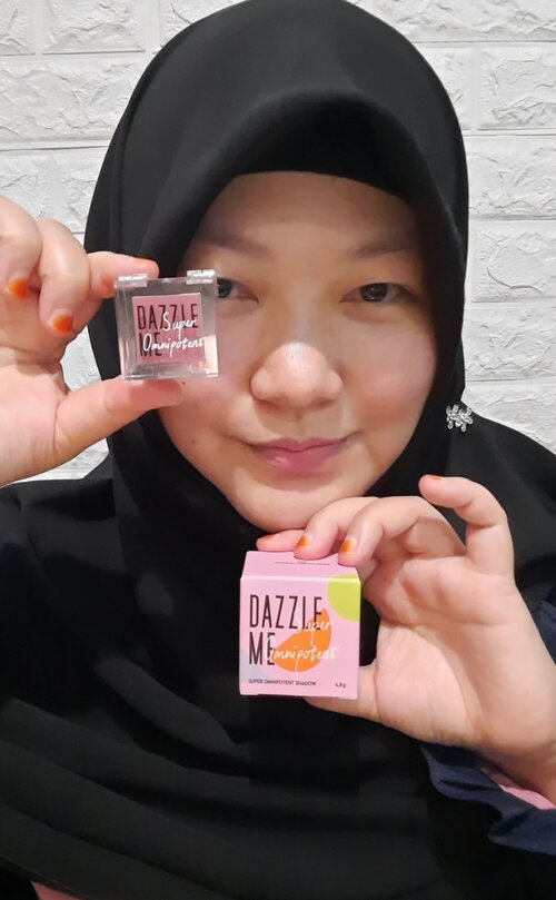 Super praktis pakai dazzle me ini. Cukup 1 untuk eyeshadow, blush on dan lipstick. Plus highlighter