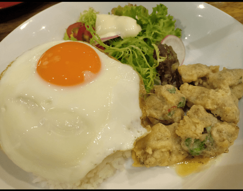 Salah satu menu yang wajib di coba di Two Cent Bandung. Chicken Salted Egg. Rasa pedas dibumbu Salted Egg nya bikin rasanya makin enak
.