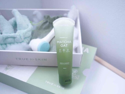 @truetoskinofficial -  Matcha Oat Cleanser 🍃

✅ for All skin type including sensitive skin & acne prone skin
✅ minimal ingredients
✅ FREE from: paraben, EU allergen, Sulfate, Alcohol & Silicone
✅ Fungal Acne safe

KEY INGREDIENTS:
💚Matcha 
💚Oat Extract 
💚Heart Leaf 
💚Licorice
💚Collagen 

✨ Also contains: Avena Sativa Kern Extract / Oat - Kiwi Fruit (Actinidia Chinensis Planch) - Extract and Salicylic Acid (0.01%) - Allantoin - French Green Tea Scrub - Houttuynia Cordata 

Matcha Oat Cleanser ini bisa digunakan pagi dan malam ya karena cleanser ini gentle banget. Gue personally pake ini sebagai 2nd cleanser ya!

Cleanser ini mengandung French Green Tea Scrub yg menurut gue halus banget, enggak kerasa sampe gue lupa kalau ada “scrub” nya 🤣

Selama pemakaian di kulit gue fine aja, cleanser ini juga melembapkan di gue jd enggak ada tuh sensasi kering atau kulit kerasa ketarik setelah cuci muka

Aroma green tea nya juga soft and relaxing for me. This cleanser is indeed Relaxing, Cleansing and Moisturizing all at the same time.

Price? Rp.85.000/100ml

PS: kalau mau kulit lebih mantul, check out True To Skin serum as well. Cleanser nya + serum = kulit glowy! ✨ my personal fav is their Niacinamide (udah abis 3 botol :p)

Maybe next Toner, Moisturizer & Sunscreen kali ya kak @riskaelastria biar makin lengkap hahaha request ceritanya 🤣 

#TrueToSkin #MatchaOatCleanser #LoveYouSoMatcha 