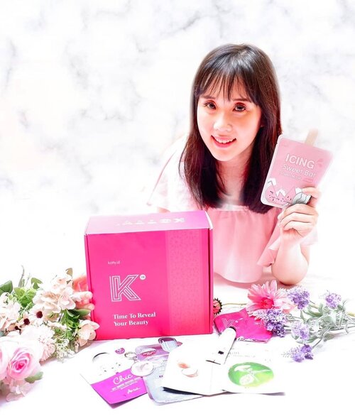 Hallo Kottygirls
Hari ini aku dapat KOTTYBOX  dari Kotty Kosmetik  @kottykosmetik x @mediheal_idn x @ariul_id x @apieu_idn

Nah, buat yg penasaran di dalam nya itu ada beberapa sheetmask dari mediheal, ariul , apieu dan aku juga dapat hand essence dari Ariul. Happy-nya lagi juga dapat merchandise kece dari KOTTY. 

Nah, buat yg penasaran dengan manfaat 5 sheet mask yg aku dapat, biaa check dibawah sini ya : 

1. Mediheal Pure Calming Mask
sheetmask ini cocok banget buat kalian yg mempunyai kulit yg mudah berjerawat dan iritasi karena ada ekstrak cyananchum atratum & centella asiatica. 

2. Mediheal N.M.F Aquaring Ampoule Mask
sheetmask ini cocok untuk kalian yg mempunyai kulit kering karena ada kandungan allantoin & trehalose. 

3. Apieu Coconut Milk One Pack Face Mask
sheetmask ini cocok banget buat kalian yg menginginkan kulit lembab dan halus. karena sheetmask ini di perkaya susu dan bahan ekstrak alami yg dapat menutrisi kulit kalian.
4. Apieu Icing Sweet Bar Sheet Mask Watermelon 
sheetmask ini mengandung ekstrak buah watermelon yg menutrisi, menenangkan, mengencangkan, dan melembapkan kulit. 

5. Ariul Chic My Mood Maker Mask
sheetmask ini cocok banget buat kalian yg punya masalah pori2 dan kulit berminyak 

Sekarang kalian bisa dapatin semua produk favorit di @Kottykosmetik atau via shopee di  https://shopee.co.id/kottykosmetik?smtt=0.0.9 🥰🥰 

Thanks to @kottykosmetik

#masker #peeloffmask
#koreanmask #kottybox #naturalmakeup