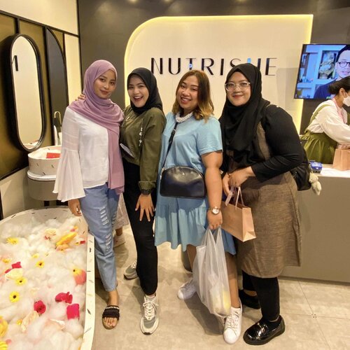 My sebagian kecil @sbybeautyblogger babes 💋
Sedih bgt gabisa ketemu yang full team.. tapi setidaknya bisa meet up after 2tahun tuh happy bgt.. trakhir ketemu 2tahun lalu, kita juga lagi di event yang sama @fdxbeauty #SurabayaXBeauty2019 🙃🙃dan  sekarang ketemu lagi di #SurabayaXBeauty2022 

Semoga ini awal pembukaan taun yaa biar bisa nge event bareng2 lagi 😜