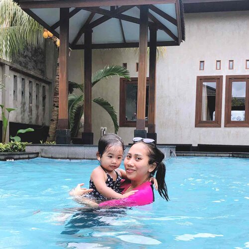 Olahraga bersama Si Kecil? Kenapa tidak?
Berenang, salah satu kegiatan yang kami lakukan bersama. Mempererat ikatan dengan si kecil sekaligus olahraga. Kalau kamu, sudah olahraga belum hari ini??
Mom's Swimsuit: Speedo
Nath's : Zara kids
#sport #swimming