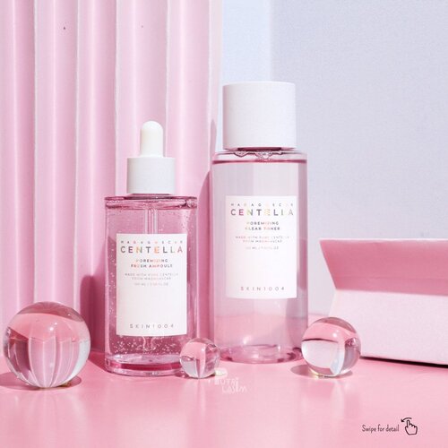 Siapa hayo yang udah coba produk terbarunyq @skin1004_indonesia??

Setelah aku jatuh cinta dengan line yang putih brightening, aku jatuh cinta juga sama line yang pinky ini.

Buat yang team pori-pori segaban kayak aku gini duo ini combo banget sih. Pertama si tonernya. Toner ini sama seperti toner-toner Skin1004 lainnya toner exfo yang mild, ringan dan cukup watery, aku lebih suka pake toner ini di part skincare pm. Karena toner ini oke banget buat angkat kotoran. Aku sih lebih suka pake kapas.

Kandungan toner ini ada CICA, jadi buat yang kulitnya sensitif ini masih oke karena bisa menenangkan, HIMALAYA PINK SALT yang dapat membantu mengakat kotoran di pori-pori dan 4-HA COPLEX yang dapat mengakat sel kulit mati, mencegah penambahan
sebum, dan memaksimalkan daya serap kulit 

Kalao pake tonernya Skin1004 tanpa ampoule itu rasanya kurang lengkap, ampoule ini teksturnya beda sama ampoule sebelumnya, teksturnya mayan kental tapi pas nyentuh kelit itu dia langsung melt plus dia gak lengket sama sekali.

Kandungan utamanya CICA, HIMALAYA PINK SALT, dan PEPTIDE 9 COMPLEX. Ampoule ini bisa membuat kulit jadi lebih elastis karena ampoule ini dapat menghasilkan collagen. 

Temen-temen udah coba belum? Paling menarik yang mana nih menurut kalian? Share yuk

@skin1004official #SKIN1004 #iam1004 #SKIN1004Indonesia #naturalskincare #acneproblems
#alcoholfree #reviewhunters #reviewhuntersindonesia #centella #poremizing #ampoule #toner #ClozetteID