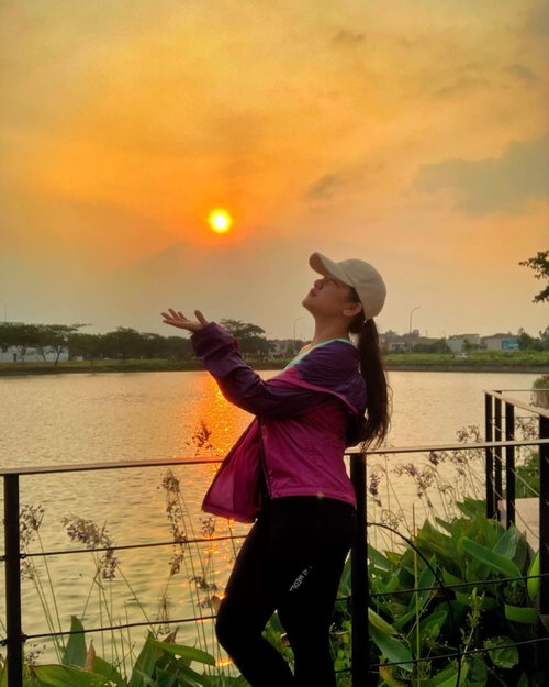 Sunset with you, 
.
Take pic by my self with Tripod and Smartphone iphoneSE 2020
.
.
 #shotoniphone #sunset #streetstyle #koreanstyle #vlogger 
.
.

#like4likes #clozetteid 
#yesstyleinfluencers #yesstyleindonesia #lfl #l4l #ootd #photography #yesstyleinfluencer
#selfie #셀스타그램 #강남 #일상 #소통 
#좋반 #선팔 #얼스타그램 #셀카 #셀피
#좋아요반사 #likeforlikes #likeforlike
#likeforfollow #맞팔 #선팔하면맞팔