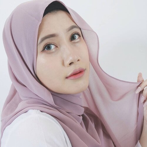 Aku lagi suka banget Korean Makeup 
Look yang simple dan shimmery with aegyo-sal (애교살) 💖

Makeup look ini cocok banget buat kamu yang suka makeup natural tapi tetep paripurna 💕

Jadi aku lagi ikutan #JDBeautyChallenge #JDlookin99ood makeup challenge dari @jdid.beauty nih guys, hadiahnya ada iPhone 12 lhooo 😆

Yuk ikutan juga gengs @tika_malory @misskarulina @nenacharisma 🥰