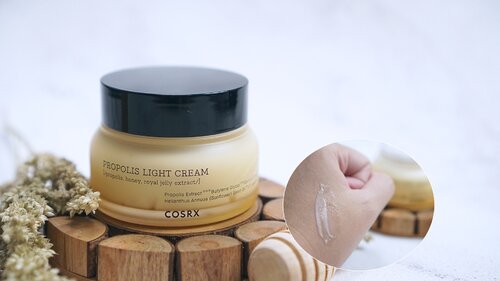 Cosrx Propolis Light Cream
.
Ini merupakan produk terbaru dari Cosrx yang mengandung Royal jelly.
.
Ini sangat cocok digunakan untuk kulit kering. Aku sudah hampir sebulan lebih menggunakan ini, hasilnya bikin kulit lebih lembab ❤️