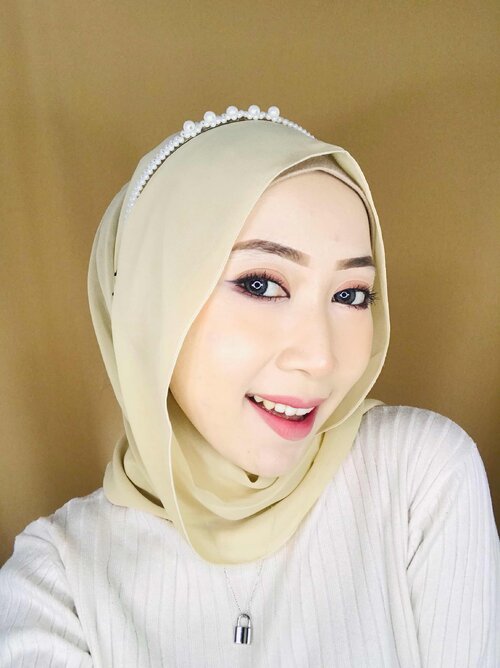 suka banget sama simple make up up ala-ala korean look gini...