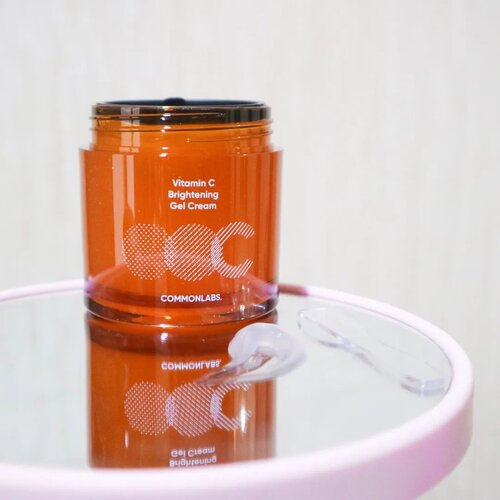 Jujurly baru pertama kali nyoba COMMONLABS Vitamin C Brightening Gel Cream ini yang diformulasikan dengan Vitamin C Murni + Ekstrak Kulit Jeruk Mandarin untuk memberikan perawatan intens untuk kulit yang lebih cerah dan memiliki vitalitas tinggi.

Teksturnya ini gel ringan yang mudah meresap dimuka dan tidak lengket dikulit. Ada aroma jeruk mandarinnya yang bikin segar dan bikin muka lembab. Setelah pemakaian beberapa kali kemerahan bekas jerawatku agak memudar btw kulitku ini sensitif oily. 

@commonlabs.id
✅No animal testing
✅No paraben
✅No alcohol 
✅No artificial color

Kalian bisa beli produk ini dishopee yaa
https://shopee.co.id/commonlabs.officialshop

#COMMONLABS #COMMONLABSID #VitaminSkincare #tonebrightening #skincare #vitaminC #exfoliating #brightening #MoveYourSkinCore #reviewhunters #reviewhuntersindonesia