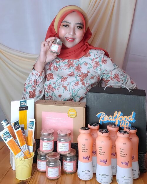 #HidupMelawanWaktu rasanya cukup pas ya jadi tagline nya Realfood. Karena emang produk-produknya yang punya banyak manfaat, terutama untuk ngebantu menjaga kekenyalan kulit, menurutku, ini lebih kesemacam SKINCARE YANG BISA DI KONSUMSI🎉Dan saking sukanya aku sama Realfood, aku mencoba beberapa produknya, yaitu ada :📍 Program Realfood Forever Young @fitwithrealfoodidMinuman sarang burung wallet, yang mengandung 500mg Collagen tiap Jarnya, sehingga dapat meningkatkan ingkatkan kelembaban, kekenyalan, kecerahan dan kesehatan kulit.Meredakan penyakit maag.Menghambat infeksi virus influenza. Meningkatkan sistem imun.📍Realfood Jelly Pure @realfoodjellyidCemilan sehat yang terinspirasi dari Korea ini, rasanya enak banget, manisnya pas, dan yang pasti efisien karena bisa dimakan dimana aja dan kapan aja. Kerennya lagi, Realfood Jelly Pure ini merupakan The First Skin Detox Jelly di Indonesia.Realfood Jelly You’re Pure ini merupakan cemilan dengan manfaat untuk mendetox kulit dan menangani kulit yang sedang terinflamasi (kusam, berjerawat atau kemerahan) akibat dari radikal bebas & unhealthy lifestyle.📍Realfood Up Peach and Collagen @realfoodupidAlternatif minuman sehari-hari yang sehat dan instagramable. Beauty drink yang dapat dikonsumsi setiap hari untuk membantu menjaga kecantikan, karena mengandung kolagen yang menjaga keelastisitasan kulit, peach yang kaya antioksidan, dan bird nest yang menstimulus produksi kolagen alami dari dalam.Low sugar, low calorie serta terbukti terbaik dengan tingkat penyerapan oleh tubuh 90%. Kita bisa meminum langsung Realfood Up ini atau dapat pula di-mixed dengan apa saja sesuai selera, bisa dengan Boba, atau kopi.Yuk jaga kesehatan kulit ga cuma dari luar aja, tapi juga dari dalam dengan Realfood 🥰#RealfoodUp #LevelUpMyBeauty#healthybeautydrink#ketemuSongkang#SkinDetoxMakanSkincare