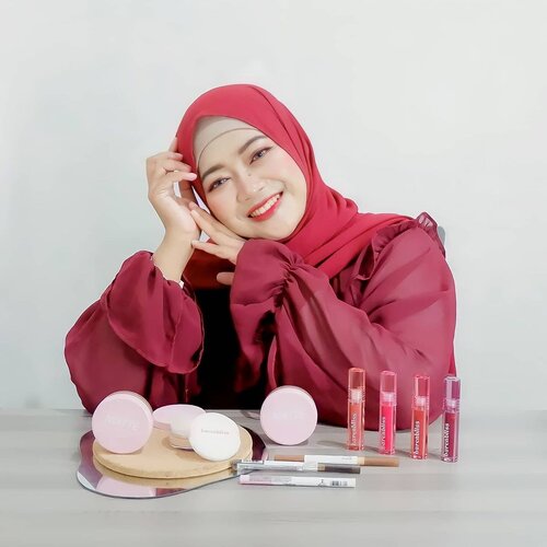 #Repost from Clozetter @novitania.

Ready for #RatjunNovitania guys? ⠀
⠀
Pecinta Korean makeup look wajib coba produk ini sih. Yes, barenbliss (BNB) adalah brand kosmetik berasal dari korea Selatan yang sekarang ini telah hadir di Indonesia.⠀
⠀
💕 Soul Matte Loose Powder, dengan 3 Shade⠀
01 Light Vanilla Ice⠀
02 Medium Mango Sorbet⠀
03 Beige Choco Float⠀
⠀
Packagingnya super cute, teksturnya halus, formulanya cukup oke untuk nahan minyak di wajah, coveragenya medium, dan wanginya soft. ⠀
⠀
💄Peach Makes Perfect Liptint, dengan 4 Shade:⠀
01 Paradise Found ⠀
02 Pretty Please⠀
03 Take Change ⠀
04 Never Settle ⠀
⠀
Packagingnya cantik, pigmentasinya oke, warnanya langsung keluar dalam sekali Swatch, ringan di bibir,  wanginya juga seger, oke banget nih buat bikin Ombre look 💋⠀
⠀
👁️Better Than Magic Eyeliner⠀
Aplikatornya runcing jadi gampang diaplikasikan, apalagi kalau buat bikin wing eyeliner. Selain itu, pigmentasinya juga oke ⠀
⠀
✨Make Me Classy Eyebrow, dengan 2 shade⠀
Walnut Brown & Hot Chocolate. ⠀
Aplikatornya pipih, gampang banget buat ngebingkai alis, udah ada spoolienya dan warnanya cukup pigmented cocok banget buat korean makeup look. ⠀
⠀
For anyone who also wants to try this magic Barenbliss, it is the right time, langsung aja ke @barenbliss_id  ya! 😉💕⠀
⠀
⠀
#BNB #barenbliss_id #bnbfam #bnbbae #barenbliss #beautyinjoy #makeupkorea#24Hmoisture #24Hpeachbang