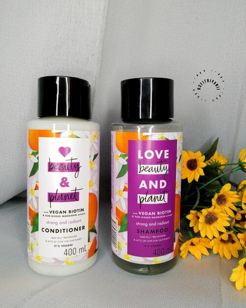 Love Beauty and Planet 💜

Siapa yg belum coba produk ini? Fiks mesti cobain sihh. Aku dapet rangkaian shampoo dan conditioner yg anti hair fall.

Shampoo dan conditioner ini mengandung Vegan Biotin untuk menstimulasi pertumbuhan rambut sehat dan Sun-Kissed Mandarin dengan wangi yg menyegarkan.

Manfaatnya itu dapat mencegah kerontokan rambut, menstimulasi pertumbuhan rambut dan memberikan wangi segar pada rambut.

Aku udah pakai kurang lebih 1 bulan, untuk rambut ku yg rontok jadi sedikit berkurang dari biasanya. Wanginya juga aku suka bgt, beneran bikin seger.

Rangkaian ini aman digunakan untuk rambut yg di warnai sekalipun. Oh iya, botolnya juga terbuat dari 100% plastik yg telah di daur ulang, jd aman tanpa silicone dan paraben.

Thankyou @hometesterclubid @lovebeautyandplanet_id 

#HTCIDxLBPAntiHairFall
#NaturallyStronger
#SmallActsOfLove