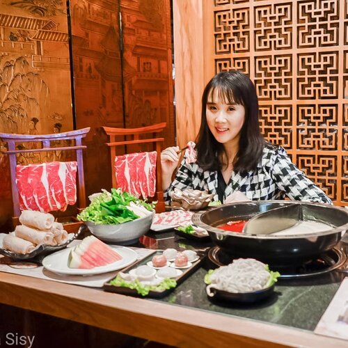 LUNCH SET PREMIUM 5⭐ 
Karena kangen makan hotpot di @shuguoyinxiang Lokasari, Mangga Besar jadinya gw ke sana bareng family. Ternyata, ada lunch set menu 2 pax dan 4 pax mulai Rp 458k++. Promo ini hanya berlaku di cabang Lokasari, Pluit, dan Surabaya.
Soal rasa dan kualitas emang ga usah diragukan lagi, ENAK BANGET &PREMIUM! Kuahnya gw pilih Mala (ada level pedas) dan chicken collagen soup yg brothy dan gurih. Bener2 enak dan set menu ini isinys segini banyak utk 4 orang. Oh ya Angus primemya pasti dapet 1 porsi ya ( gw nambah 1 porsi lagi di luar set menu). 
Servicenya juga EXCELLENT! diservice ala Sultan dan makanan lun enak. Worth it banget udah paket gini. Cuss langsung aja ke sini karena dijamin enak dan puas 👌
.
.
@shuguoyinxiang
📍Lokasari, Mabes
2 pax 458k++
4 pax 788k++
Taste 10/10
Service 9.5/10
.
#shuguoyinxiang #mala #hotpot #malatang #hotpotmala #menusultan #lunchsetmenu
#ramadhan #ramadan
.
.
.
.
.
#tiktokindonesia #tiktokfoodies #bukapuasa #foodgram #tiktokchallenge #fblogger  #jktfoodbang #photooftheday #beautifulcuisines #tiktokfood  #foodnetwork #murahmeriah  #jktfooddestination #mukbang