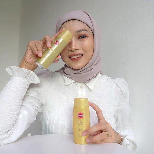 #Repost from Clozette Crew @astrityas.


Sebelum pergi olahraga, aku harus tetap pakai skincare, terutama sunscreen. Walaupun matahari belum terik, aku nggak mau melewatkan step skincare tersebut. Currently, i’m using @kosecosmeportid Suncut Gold Series. Ada 2 produk, yaitu UV Spray Super Waterproof dan UV Gel Super Waterproof dan so far cocok & aku suka!

Teksturnya gel, light, dan mudah terserap di kulit. Mengandung SPF50+ PA++++. Paling suka UV Spray Super Waterproof dapat digunakan di wajah, badan, serta hair & scalp! Apalagi untuk re-apply, tinggal spray aja, praktis banget kan!

Baca review lengkapnya di astrityas.com (Link on Bio) ❤️🥰

Psst, lagi ada promo produk Kose Cosmeport di Shopee, lho! Tinggal klik link berikut ya :

Kose Cosmeport Suncut UV Spray Super Waterproof : https://bit.ly/3zMYK9X

Kose Cosmeport Suncut UV Gel Super Waterproof : https://bit.ly/3zIuJbq

#ESOKbersamaKOSE #Kosecosmeportid #SuncutBeraniMatahari #ClozetteID @clozetteid #sunscreen #sunscreenspray #spf50