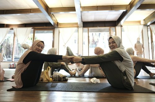 Yoga bareng uni Ria Miranda dalam acara launching produk Ria Miranda Activ.

Terima kasih bundo Ola udah jadi partner yoga hari ini 😙
