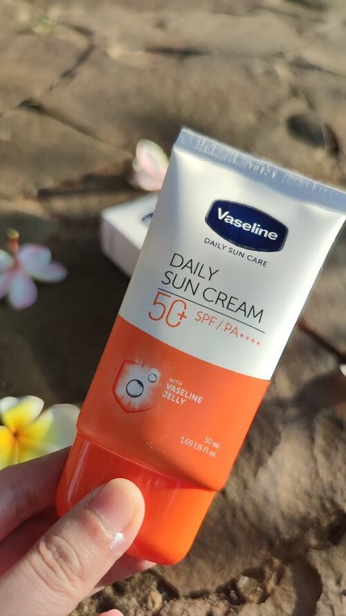 Haiyoo siapa yang masih suka males pake sunscreen karena di rumah aja?

Better NO ONE ya!

Karena penggunaan sunscreen itu sangat amat penting. Mungkin bagi sebagian orang, efeknya ga berasa saat ini, tapi pasti akan keliatan nanti kalau usia sudah lebih dewasa ☺️.

Sekarang ini sudah banyak sekali sunscreen yang tersedia, tinggal disesuaikan dengan jenis kulit dan budget tentunya.

Nah salah satu produk sunscreen terbaru adalah dari @vaselineid. 
Aku sudah pakai sekitar 2 minggu dan ready to share my thoughts.

Skin Tpe : Oily Combination
Produk ini mudah menyerap di kulit, sama sekali tidak lengket, dipakai seharian juga terasa ringan dan tidak membuat tampilan wajah menjadi berminyak.
Dilengkapi dengan formula Vaseline Petroleum Jelly yang membentuk lapisan yang melembabkan kulit & terasa lebih halus.
Dan karena mengandung SPF 50/PA++++ tentu mampu mencegah kerusakan kulit akibat sinar UV.
Jadi sunscreen ini cocok banget untuk digunakan sehari-hari.

Size : 50ml
Harga : 90-100rb
Made in Korea

Semoga review ini bisa membantu teman-teman yang sedang mencari sunscreen yang ringan tapi tetep ampuh ya dalam memproteksi kulit.
@firstaromadhoni
@septrianadiaz
@tabithaps

#HTCIDxVaselineDailySunCream
#VaselineDailySuncare
#ChinUpUnderTheSun
#ProtectandHydrateYourSkin

@hometesterclubid 
@vaselineid