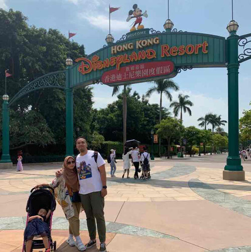 RESTORAN HALAL DI DISNEYLAND HK

Bagi yang memiliki rencana ke Disneyland HK, Saat dipintu kedatangan akan ada petugas yang memeriksa bawaan kita. Jika ketahuan membawa makanan akan disuruh habiskan terlebih dahulu di luar atau disita mereka. Tapi jangan khawatir karena ada banyak restoran dan snack corner di dalam taman bermain. Khusus untuk yang muslim bisa memilih 

*Explorer's Club Restaurant*
Mereka menyediakan makanan halal dari berbagai daerah dan juga ada prayer room disisi samping belakang gedung.