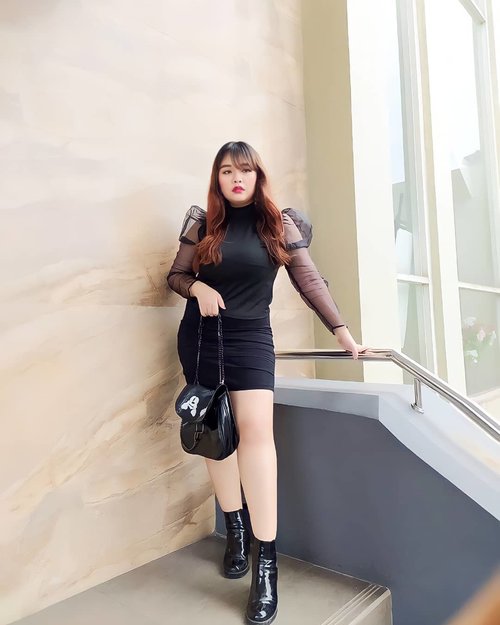 #Repost from Clozetter @anitabee.

🖤🤍 OOTD 🤍🖤

The only real elegance is in the mind; if you’ve got that, the rest really comes from it." — Diana Vreeland

#ootd #ootdfashion #anitabee #anitabeeootd #fashion #fashionista #quotes #jbbinsider #clozetteid #surabaya