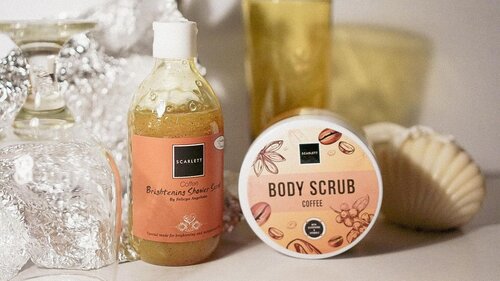 Pecinta kopi & kue tiramisu bisa puas banget nih kalo pake  shower scrub & body scrub coffee edition-nya @scarlett_whitening 😍 Ceki review-nya di link di bio yah 👋🏻