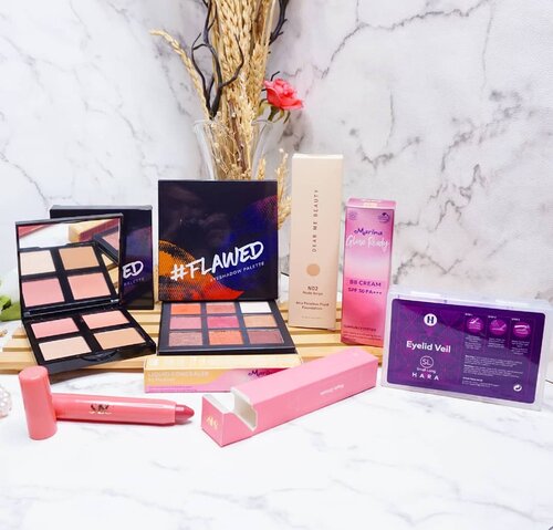 Produk makeup yang uda di beli cukup lama tapi belum kesampaian dipake krn belum mood makeup🤣
🌟Flawed Face Palette
🌟Flawed Eyeshadow Palette
- ini belinya pas lagi diskon, masing2 cuma 25rb aja kalo ga salah! Mumer kan hahaha 😁
. 
🌟Marina BB Cream
🌟Marina Liquid Concealer
- beli sekalian sama face palette nya. Plus duluu banget BB cream marina itu favorit ku! Jadi penasaran sama yg sekarang, apa bakalan lebih bagus dari dulu😍
. 
🌟Dear Me Beauty Airy Poreless Fluid Foundation 
- beli ga lama abis launching pas diskon krn penasaran tapi akhirnya belum kepake lol
. 
🌟Sacs Butter My Lip Crayon
- beli krn iseng di syopi pas diskon jadi cuma 20rb an 😍❤
. 
🌟Hara Eyelid Veil
- beli krn kepo, soalnya ga perlu pakai lem lagi, tapi blm coba sampe sekarang hahaha. 
. 
Mana yang bikin kepo? 😁❤
. 
. 
. 
. 
#makeup #newproduct #localbrand
#fdbeauty #clozetteid #cchannelbeautyid #JBBinsider #wakeupandmakeup