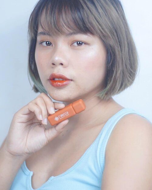 __
Akhir-akhir ini kepo banget sama Lip Tint gemoy dari @raeccaid iniiiy

Mereka punya 3 shades cantik nih beb,

- Brave
- Strong
- Confident

Aku kepo banget cobain yang Confident, warna orangenya natural dan menurut aku cocok banget buat daily natural look favorit aku

Harganya juga terjangkau banget!! Cuma 49k aja dan packagingnya super duper gemoy, udah gitu nggak makan tempat juga, bahkan bisa nyelip di sling bag aku 🥰

Ada yang udah pernah cobain juga beb? Shades mana yang paling bikin kamu kepo mau cobain? 

@raeccaid 
#raecca #raeccaid #glowuptint #glowupwithraecca