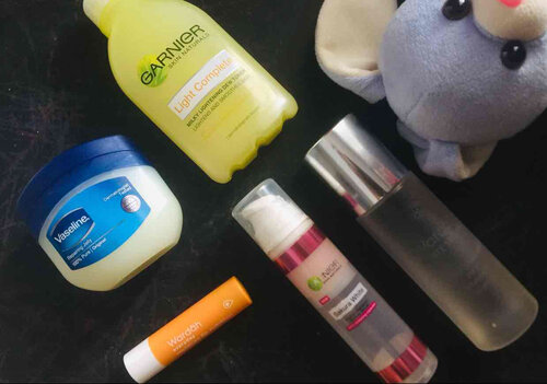 Skincare pagi yang ku punya hanya ini..

Garnier Toner
Wardah White Secret Essence
Garnier Sakura White Serum
Vaselline Repairing Gel
Wardah lipbalm