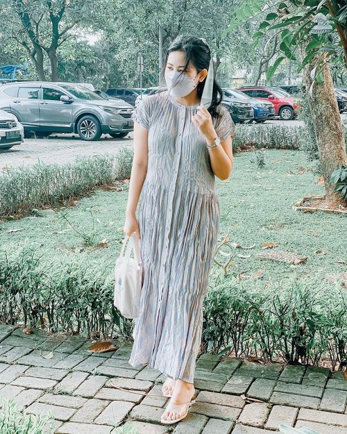 #Repost from Clozetter @2thousandthings.

[#petitestyling]: “Thin pleats” maxi dress / skirt is the best for petites! Especially if they’re made of light flowy fabrics 💃🏻🤫⁣⁣
⁣⁣
👗: UniqloхΙneѕDeLAғreѕѕange ⁣⁣
⁣⁣
⁣
⁣
⁣
⁣
⁣
⁣
.⁣⁣
⁣⁣
#uniqloxinesdelafressange #simplestyle #lookdujour #currentlywearing #ykwears #pasteloutfit #petitestyle #clozetteid #aboutalook