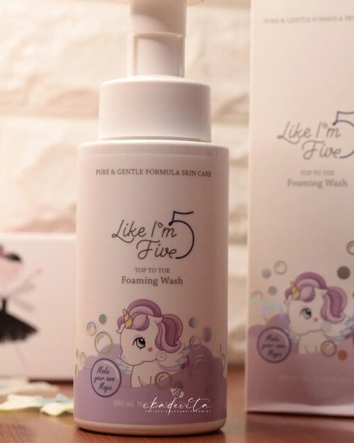 Mau curhat aja kalau aku beli @likeim5_id  Top To Toe foaming wash ini karena unicorn nya gemesin ✅Gimana enggak, waktu lagi browsing-browsing produk bayi eh nemu sabun ini. Sebenarnya ada yang desainnya regular guys, tapi unicornnya ini cute banget jadi skalian lah aku beli yg limited edition.😍Ini sabun mandi anak yang bikin mama hepi. Bisa digunakan untuk bayi hingga anak-anak ya bun. Jadi aku pakaikan ini untuk bayiku. Praktis banget, karena saat di pump kluarnya sudah berbentuk busa😎. Setelah dipump langsung oles oleskan ke badan bayi. Busanya lembut banget tapi ga ada aromanya, jadi ini fragrance free. Untuk aku, pembilasannya butuh waktu lebih lama karena berasa foamnya masih belum ilang. Setelah pakai ini kulit bayi jadi lebih lembut dan lumayan melembabkan. Mamanya juga jadi healing mainan busa wkwkwwWadahnya botol pump tebal dan pakem banget ada kuncinya ga perlu khawatir kepencet. Biasanya setelah dipakai, aku pasang lagi kuncinya.Satu botol berisi 300ml dan harganya Rp. 151.000.Kalau aybun mau cek produknya bisa langsung mampir ke @sociolla yah❤️ untuk kalian yang baru pertama kali transaksi, bisa pakai kode di bioku supaya bisa dapat potongan harga ❤️Selamat mencoba ❤️❤️❤️#sabunmandibayi #foam #foamingwash #toptotoe #likeim5 #unicorn #babywash #babyfoams #babyproduct #babyproducts #sabunbayi #fragrancefreesoap