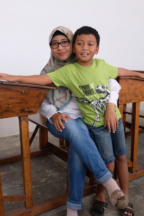 Mengenang masa sekolah. Waktu ujian akhir SD sempat dapet tempat di sekolah yang antara meja dan kursinya gabung jadi 1. Sekarang anak-anak masih bisa melihat benda itu di Museum Pendidikan Surabaya :)