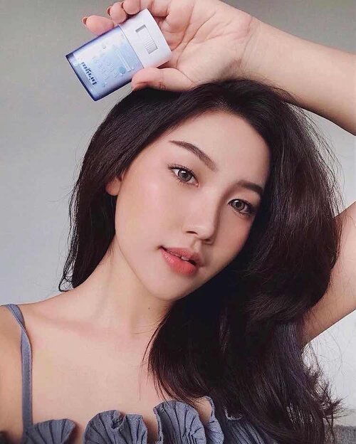 So so happy finally nemuin sunscreen yang cocok di kulit aku ! without white cast and suitable for all skin type 😍
.
It’s Stand Strong UV Stick from @ingridskin , non-comedogenic dengan SPF 50+ & PA+++ yang ringan dikulit dan ga greasy ( bisa banget di pakai untuk sensitive skin ataupun acne prone skin ).
.
Contains sweet almond oil, sunflower seed oil & Vit E in one sunscreen. Melembabkan dan juga bisa membantu menyamarkan darkspot, plus bisa banget dipakai untuk segala usia 💗
.
Try this out, check @ingridskin atau kamu bisa order langsung di Official Reseller Ingrid Skin ! 
#IngridSkin #StandstrongUVStick #StandStrongSinceAM #FreeYourSkin