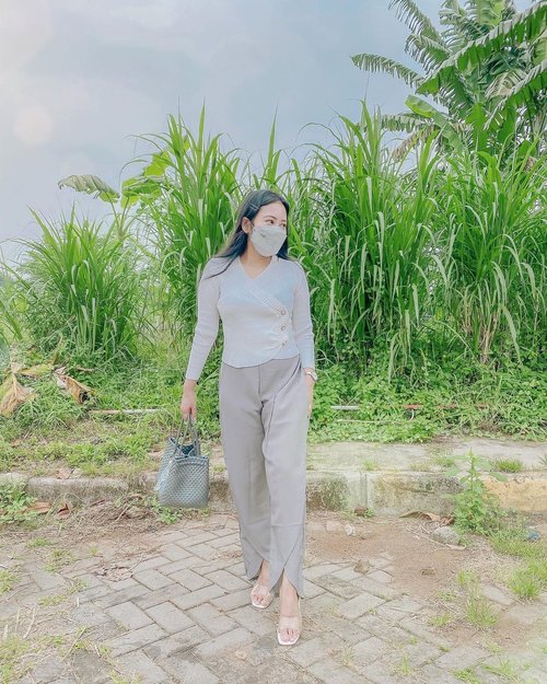 #Repost from Clozetter @2thousandthings.

Classic color never goes wrong 😉

Dan seperti biasa, never not #missmatchymatchy 🤫 And as always.. #colorcoordinated all day everyday 😁

.

.

.

.
#simplestyle #lookdujour #currentlywearing #ykwears #whiteandgrey #petitestyle #clozetteid #aboutalook #petitefashion
