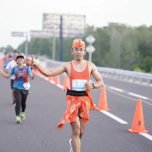 Dari kecil tu aku paling lemah masalah olahraga.No body sees me good at sport. Dan diriku juga engga pernah punya kepercayaan diri apapun untuk coba berbagai jenis olahraga. 2 Tahun lalu sebelum pandemi menyerang. Aku mencoba olahraga lari, mulai ikutan Fun Run. Sampai akhirnya ikutan race beneran. Itu mulai dari yang jarak pendek dulu, 5 KM. Latihan coba bertahap biar fisik kuat. Akhirnya aku ikut 10KM race. Luar biasa banget bisa ikut event International waktu itu. Ngalahin keraguanku sendiri, ngebuktiin ke diriku bahwa aku kuat dan mampu. So this is me NOW, i am a 10K finisher and i will reach for Half Marathon in the near future. @mandala_fin #24PejuangMandala #tumbuhbersama