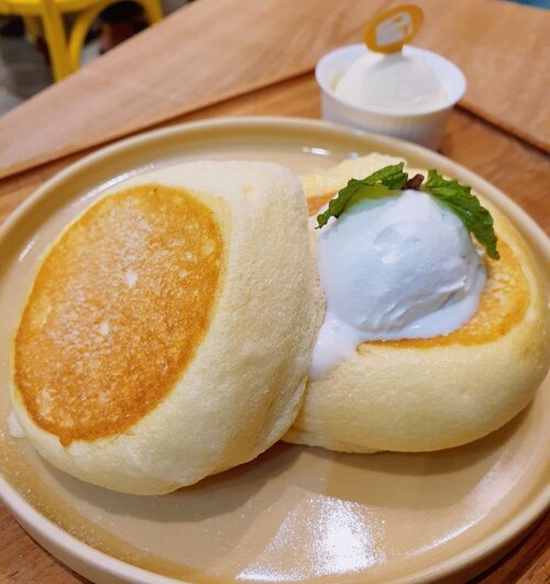 .Kalau kamu merasa waktu lebih cepat, mungkin lebih baik segera bertindak sebelum terlambat :)Jangan lupa 30 menit lagi Senin!.Dari aku so fluffy be happy 😊.#timetravel #food #foodies #japanesefood #dessert #pancake #worklifebalance #neverstopplaying #dearbeautylove #ootd #clozetteid #loveyourself #speakyourself #neverafraid #changedestiny #daretobedifferent #ajourneytowonderland #withgalaxy #october #2021