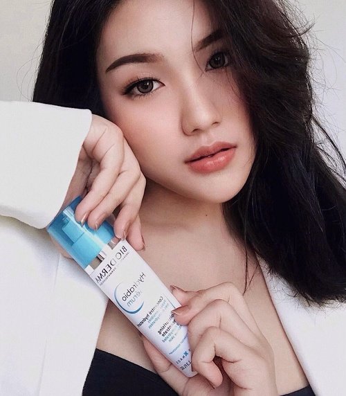 #Repost from Clozette Ambassador @sophietahir.

#SkinBarrierHeroes 
.
Healthy Skin Barrier = Healthy Skin.
To achieve healthy skin barrier, we definitely should take an extra care starting from choosing what’s good for our skin. 
.
Introducing you to this bundle of best skin barrier products from @bioderma_indonesia ✨.
🤍 Bioderma Atoderm Creme ( for face & body ) increase skin hydration, nourishes and protects skin from harsh external stress, with Nicianamide and Glycerine as the main ingredients - suitable for normal to dry skin type.
🤍 Bioderma Hydrabio Serum ( for face ) to refills the skin daily water needs for it’s immediate hydration - 24 hr proven hydrating efficacy, suitable for all skin type.
.
Full review will be up soon on my blog.
#Bioderma #BiodermaIndonesia #BiodermaXClozetteid #Clozetteid