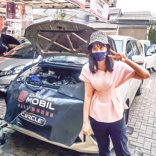 MOBIL KE DOKTER?!
Bukan cuma orang aja yg ke dokter, tapi mobil juga bisa! Buat yg mau check up kondisi mobilnya bisa ke @doktermobil_indonesia cabang terdekat ya. Selama pandemi, pastinya mobil kalian terparkir cukup lama ya di rumah. Makanya, perlu dicek kondisinya ke sini agar dilakukan tindakan pencegahan (sifatnya pemeliharaan) spy ga perlu sampai diperbaiki. Dokter Mobil ini spesialis AC dan Mesin. Ada 3 perawatan yg bisa dilakukan di sini:
1. General Check Up : pengecekan keseluruhan kondisi mobil, ini merupakan SOP dari Dokter Mobil untuk mengetahui kondisi mobil sebelum dilakukan proses pengerjaan lebih lanjut
2. Cuci Evaporator : pembersihan salah satu part AC Mobil yang perlu dilakukan 3 bulan sekali agar sirkulasinya kembali bersih terhindar dari kotoran debu maupun bakteri
3. Ozone : belum pernah denger nih tapi ini tuh proses sterilisasi interior mobil yang dapat juga membasmi hewan hewan kecil atau serangga yang bersarang di dalam mobil karena sisa2 makanan (jika sering makan di mobil). Biar mobil jadi lebih steril ❤
Gw seneng banget mobil gw jadi lebih bersih AC nya setelah ditreatment nih biar sirkulasi udaranya juga lebih segar dan bebas dari serangga. Buat yg mau ditrearment mobilnya bisa ke cabang terdekat Dokter Mobil di daerah kalian. Saat ini udah ada 14 cabang yg tersebar di Jakarta, Depok, Tangerang, Bekasi, Surabaya, dan Makassar. See ya!
@doktermobil_indonesia
#DokterMobil 
#PastiBeres 
#RasaMobilBaru