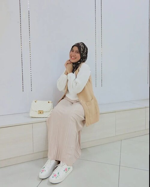 #Repost from Clozetter @abellyka. My Outfit of the day

Outfit kali ini temanya masih pakai sweater crop putihnya @kadakaofficial Seseneng itu! soalnya oke banget buat dimix and match sama outfit apapun, udah gitu bahannya nyaman banget dipakai, jadi betah deh🥰

#giveaway #ootdcompetition #clozette #clozetteid