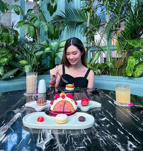 #Repost from Clozette Ambassador @amandatorquise. 1st Pic : Dessert’s always good idea ☺️
2nd Pic : Think about calories 🧐
3Rd Pic : I’m not alone 😆
Finally meet @jessicaalicias @jcliani 😘

📍 @kanvazpatisserievincentnigita 

#Bali #ExploreBali #Balifoodie #EatWithTorquise #BloggerSurabaya #BloggerBali #LifestyleBlogger #Clozetteid