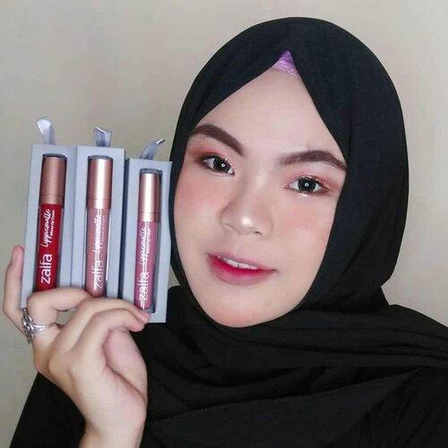 Lippimatte Intense Lipcream terenak dari @zalfamiracle ini selain warnanya yang bagus tapi juga ada teknologi Infused Serumnya, jadi bisa bikin bibir kita lebih plumpy. Selain itu juga mengandung Argan Oil, Jojoba Oil, Vit A, B, E dan juga Safflower serta Essential Omega Fatty Acid😍 It will give nutritions to keep our lips healthy💓💓 psss wanginya kayak Ice Cream pelangi loohh hihi🤗
.
Shade yang aku pakai:
💄 Nudetella
💄 Fall in Mauve
💄 Macared
.
Ketika aku pakai lipcream ini gampang banget di apply dan di blend, sekali swipe langsung cover juga. Oiya ini juga non transfer,  non cracking juga terus awet banget. Selain itu juga engga bluduran sama sekali. Lippimatee ini halaal dan non paraben juga💞