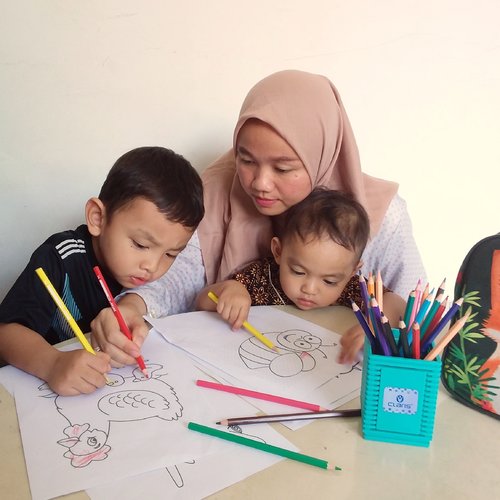 Yeaayy coloring time 😊😊😊