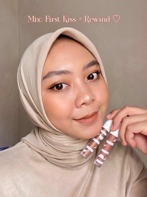 Finally !! Produk baru #ONTHELIPS dari @blpbeauty launchingggg . Anyway, congratulations @blpbeauty untuk lahirnya lip product baru dengan nama LIP COTTON 🥰So happy, karena aku di kasih kesempatan untuk cobain 2 shadenya yaitu First Kiss dan Rewind. Thankyouuu @blpbeauty and @bylizzieparra 🧡✨Details shade:• First Kiss: is a beige with hint of soft pink, bikin look terlihat lebih fresh, cocok banget dipakai daily dan rasanya smooth banget💖• Rewind: is a muted light brown, warna ini di aku nyatu banget sama makeup look kali ini dan sama rasanya juga teksturnya smooth ketika di apply🤎Lip Cotton ini memiliki finish velvet matte tapi rasanya ga bikin bibir kering yang bikin bibir pecah2 loh, ketika aku tes pun transfer nya tuh sedikit banget, formulanya juga ringan jadi nyaman di bibir,  pigmented dan ada kandungan Vitamin E, Palmitoyl, Tripeptide-1 dan Vegan Squalane. Wah menarik banget yaaa pakai Lip Cotton ini karena kandungannya juga membuat bibir tetap sehat #LIPCOTTONBLP ✨😍💸: Rp 132.050Gimana guys, kalo kalian suka shade apaa?? Komen dibawah yaaa✨Dan buat kalian yang mau checkout bisa banget nih langsung order di BLPBEAUTY.com dan using code LIPCOTTON10 get 10k off . So, tunggu apa lagiiii langsung order sebelum kehabisannn yaaa 💖✨#ONTHELIPS #BLPFAM #LIPCOTTONBLP #MAKEUP #BLPBEAUTY