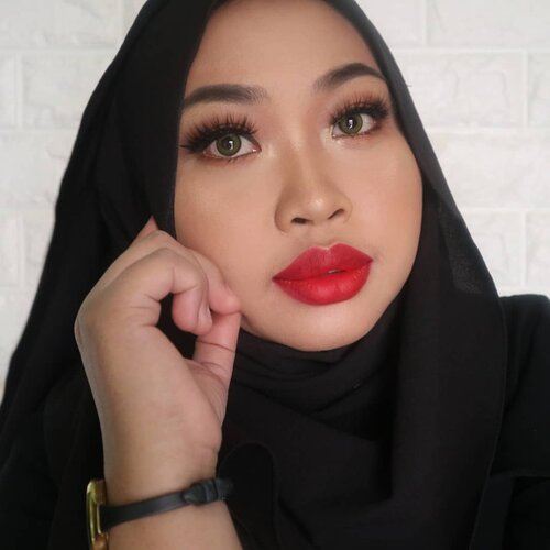 My Signature Makeup look ".Pakai apapun warna lisptick yang membuatmu nyaman, salah satu warna lisptick yang membuatku nyaman akhir-akhir ini adalah @getthelookid L'oreal Rouge Signature shade 115 I Am Worth It , Bold Colors yang bukan hanya menampilkan sisi wanita yang kuat, tapi juga seksi. Masih ragu dengan Lipstick merah? Coba lah sekali-kali menyulap penampilanmu dengan lipstick merah,dan coba lihat hasilnya.. ❤️