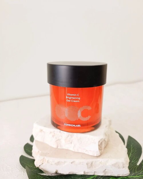 Kurang lebih udah 2 mingguan nih pakai COMMONLABS Vitamin C Brightening Gel Cream

Salah satu alasan coba produk ini karena semua produk @commonlabs.id memiliki komposisi bahan yang ringan dan lembut di kulit serta bagus untuk kulit sensitif

 🍊 Gel cream yg diformulasikan dengan vitamin C murni + Ekstrak kulit jeruk mandarin, manfaatnya :

🌱 Mengembalikan tekstur kulit
🌱 Mencerahkan wajah (menghambat pembentukan melamin)
🌱 Meningkatkan pembentukan kolagen
🌱Melindungi kulit dari kerusakan akibat sinar UV
🌱Menghidrasi kulit

🍊 Cara pakai : Oleskan Vitamin C Brightening Gel Cream ke seluruh wajah, ratakan dan tepuk-tepuk dg ujung jari agar gel cream menyerap dengan sempurna, dan digunakan setiap hari, siang dan malam.

🍊 yang aku suka :

 🌱 Kemasan yg higienis, karena dilengkapi spatula utk mengambil gel cream, kemasan jar juga kokoh.

🌱 Memiliki tekstur yang ringan.

🌱 Tidak lengket di kulit saat diaplikasikan ke wajah, nggak bikin berminyak setelah pemakaian.

🌱Gel creamnya menyerap dengan cepat.

🌱 Menggunakan dengan rutin, perlahan-lahan, bekas jerawat di wajah makin memudar, bikin wajah semakin kenyal, lembap, dan nampak lebih cerah, tektur kulit jadi lebih halusss 

Kalau kamu penasaran dan pengin beli produknya bisa di Shopee: COMMONLABS Official Shop. https://shopee.co.id/commonlabs.officialshop 

@commonlabs.id #COMMONLABS #COMMONLABSID #VitaminSkincare #tonebrightening #skincare #vitaminC #exfoliating #brughtening #MoveYourSkincare #reviewhunters #reviewhuntersindonesia #BrighteningGelCream #GelCream #PureVitaminC #SeaBuckthornWater #skincarecommunity