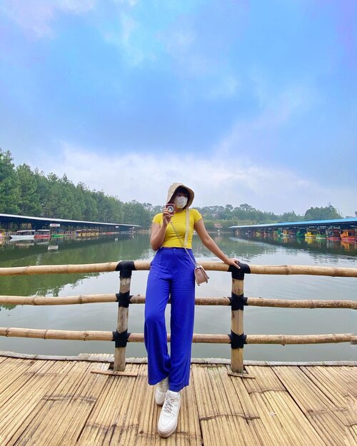 #Repost from Clozetter @deemiiaa. Have a good day!

Masih belum move on dari jalan jalan di Floating Market Bandung dan berseluncur di Rainbow Slide, karena cuacanya agak cedeum alias mendung jadinya warna Rainbow Slidenya ga terlalu cerah huhu

Ada yang pernah cobain naik wahana satu ini?

__
Follow aku dan temen2 di @swj.ambassador yuuk buat dapetin info destinasi Pariwisata, Budaya dan Ekraf di Jawa Barat 💙

@ridwankamil @smiling.westjava @disparbudjabar @humas_jabar @swj.ambassador #dijabaraja #smillingwestjavaambassador #jawabarat #jabarjuara

#DemiaAsSWJAmbassador

__
✨ @floating.market.lembang
📍 Jalan Grand Hotel No.33E, Lembang, Kabupatrn Bandung, Jawa Barat

#clozetteid #clozetteambassador